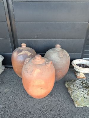 Trois jarres en grès dont deux sans les poignées.