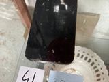 un téléphone portable exposé dans une vitrine
