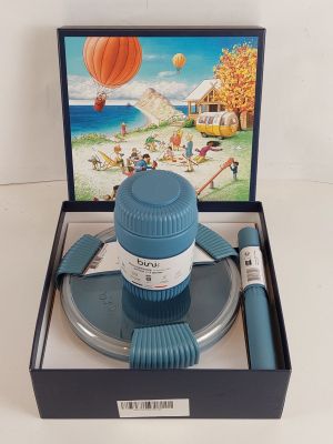 une boîte bleue sur laquelle est représentée une scène de plage