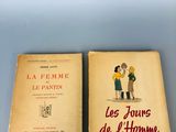 deux livres posés l'un à côté de l'autre sur une table bleue