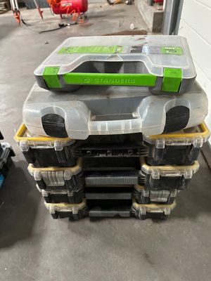 une pile d'outils empilés les uns sur les autres dans un garage