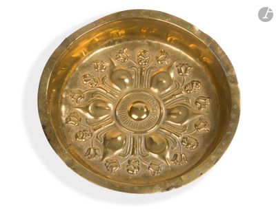une assiette en or ornée d'un motif floral