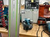 une photo d'un établi dans un atelier, sur lequel sont posés des outils