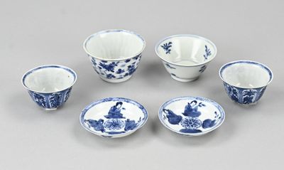 un service de six tasses à thé et soucoupes en porcelaine bleue et blanche