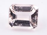 gros plan d'un diamant blanc sur une surface blanche