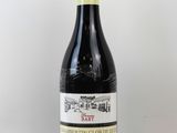 une bouteille de vin posée sur une table