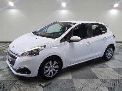 la voiture blanche est garée sur un carrelage à carreaux