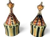 paire de figurines en céramique représentant un homme et une femme au sommet d'un chapiteau de cirque