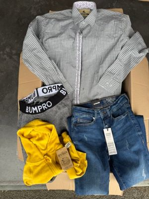 un carton contenant une chemise, un jean et une paire de chaussures