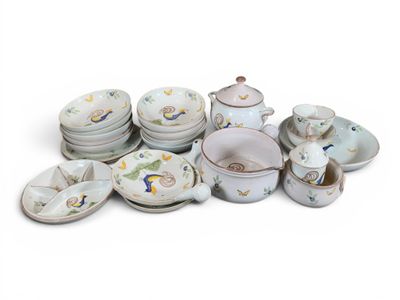LA CHAPELLE DES POTS. Partie de service de table en faïence …