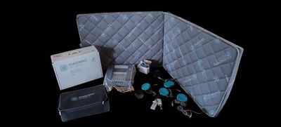 une image représentant un matelas et d'autres objets sur fond noir