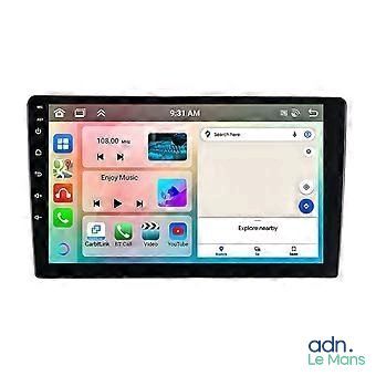 une image représentant une photo d'un autoradio sur lequel l'application est affichée à l'écran