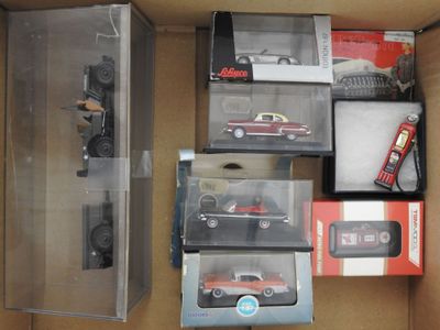 une boîte contenant plein de petites voitures