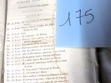 un vieux livre portant une étiquette bleue, posé sur une table