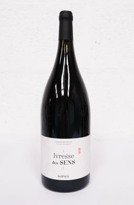 une bouteille de vin posée sur une table
