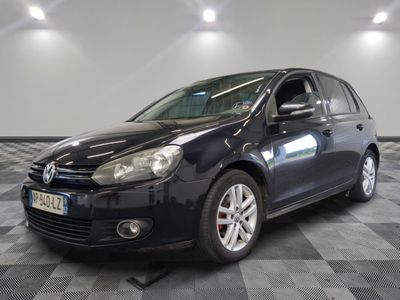 une photo d'une Volkswagen Golf dans un showroom