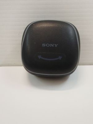 une télécommande Sony posée sur une table blanche