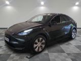 Le SUV Tesla noir est garé dans le garage, sur un sol à damier.