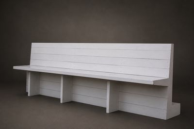 un banc blanc posé au milieu d'une pièce