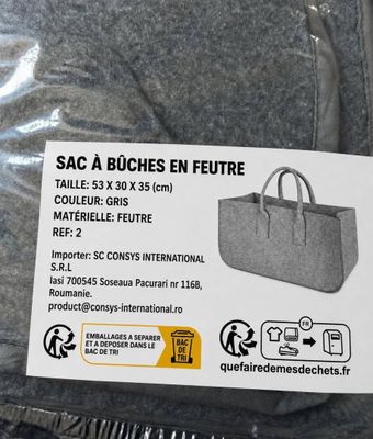 quelqu'un tient un sac qui se trouve dans un autre sac posé sur une table