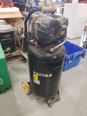 deux compresseurs d'air posés sur un chariot dans une pièce