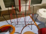 une photo d'une table avec un panier et une paire de ciseaux