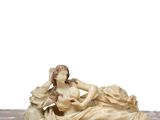une statue ancienne représentant une femme allongée sur une table en marbre