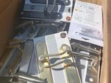 une boîte contenant toutes sortes d'outils