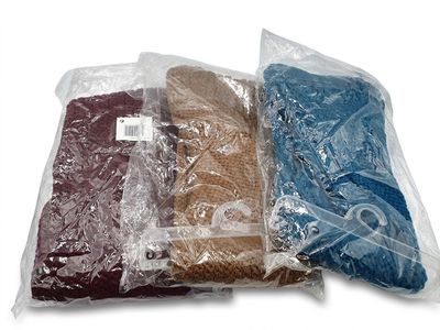 trois sacs de vêtements empilés les uns sur les autres