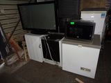 deux micro-ondes et un four à micro-ondes empilés les uns sur les autres