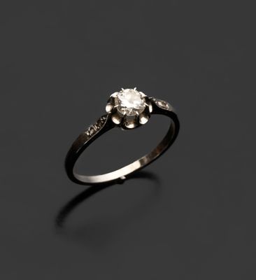 une bague de fiançailles avec un diamant blanc sur fond noir