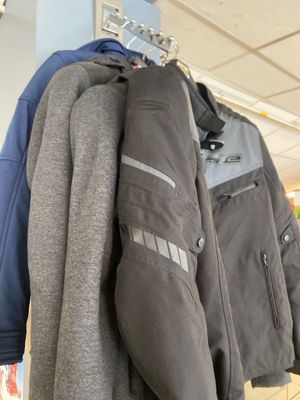 deux vestes suspendues à un portant dans un magasin
