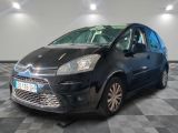 la petite voiture noire est garée sur un sol en damier