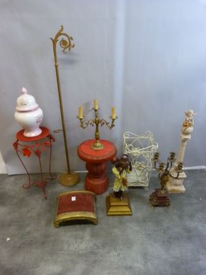 beaucoup d'objets posés sur le sol