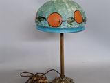 une lampe posée sur une table et munie d'un abat-jour