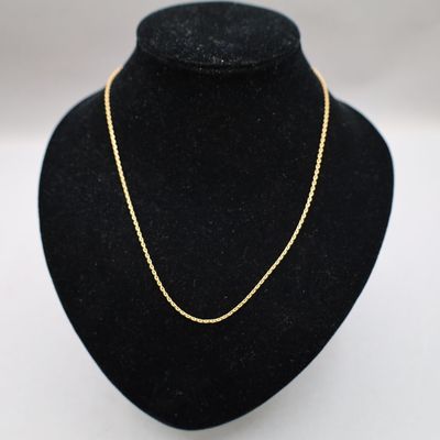 un collier à chaîne en or autour du cou d'un mannequin noir
