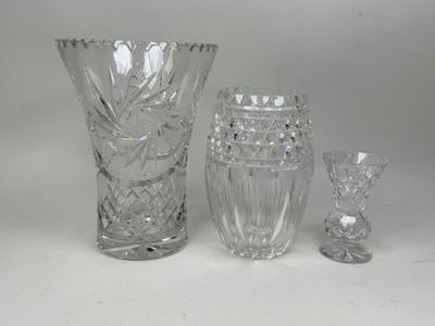 trois vases en verre posés l'un à côté de l'autre sur une table