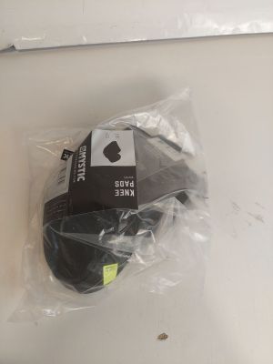 une paire de chaussures emballée dans du plastique