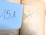 un bout de papier posé sur un livre sur lequel est collé un autocollant