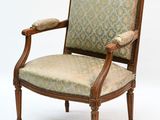 fauteuil avec accoudoirs rembourrés et structure en bois, et accoudoirs rembourrés