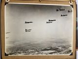 une vieille photo montrant un groupe d'avions volant en formation