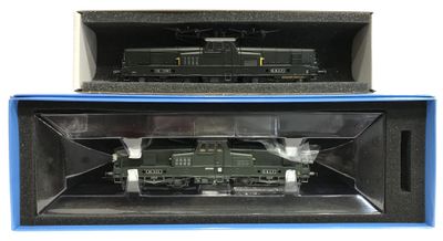 une boîte avec un train dedans et une boîte avec un train dedans