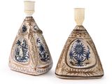une paire de vases bleus et blancs sur fond blanc