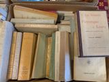 une boîte pleine de livres posée sur une table
