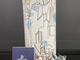 un petit vase orné d'un motif représentant un paysage urbain