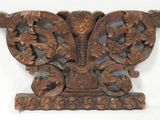 un morceau de bois richement sculpté sur fond blanc