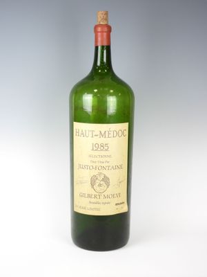 une bouteille de vin posée sur une table