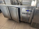 de nombreuses casseroles et poêles sur le comptoir de la cuisine