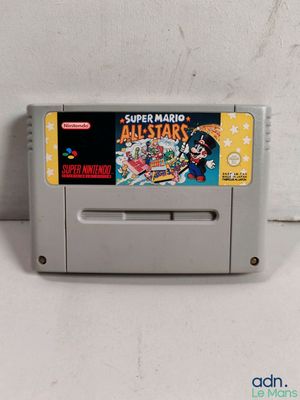 un gros plan d'un jeu Nintendo sur une surface blanche