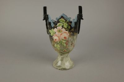 un vase avec des fleurs posé sur une table